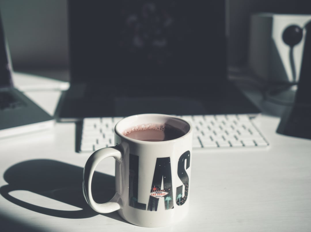 Kaksi ihmistä katsoo tietokoneen näyttöä